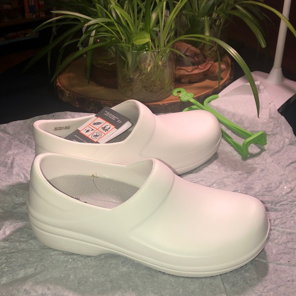 CROCS Classic White Clogs